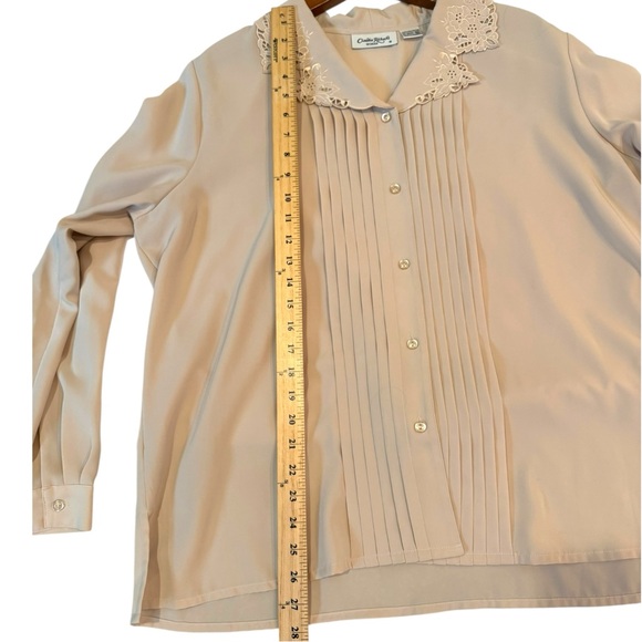 Vintage Cream Blouse with Intricate Collar - Picture 6 of 6